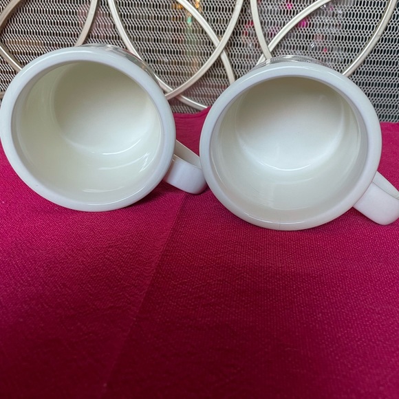 Eddie Bauer Exclusive Holly Christmas Pair of Mugs - Picture 4 of 4